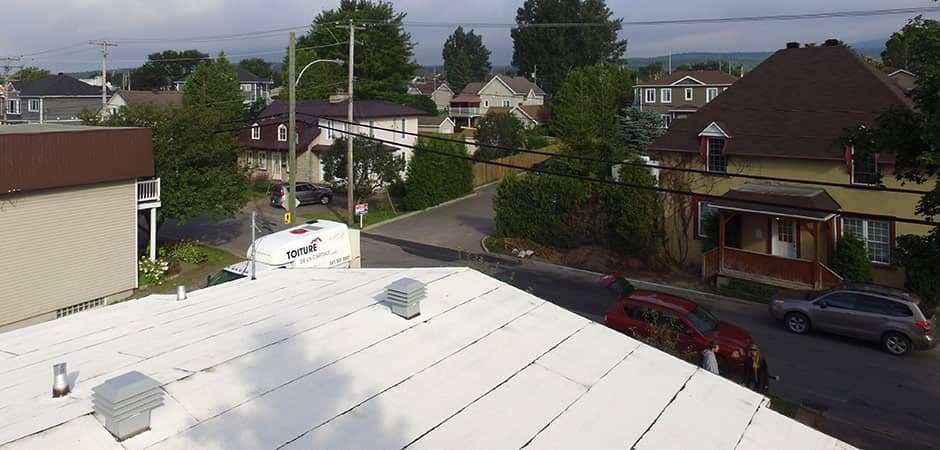 White roof installation in Quebec